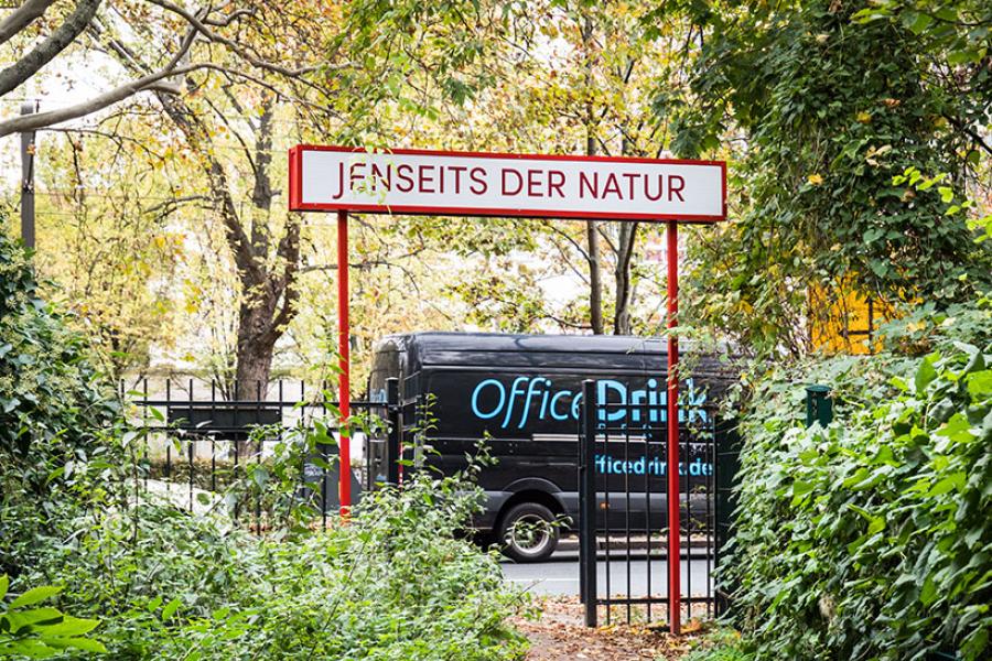 Eingangsschild Jenseits der Natur am Eingang des Geländes in der Osloer Strasse
