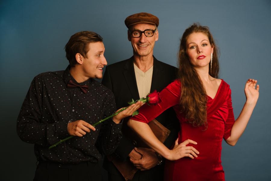 Ein Paar, ein Mann und eine Frau und ein Coach.