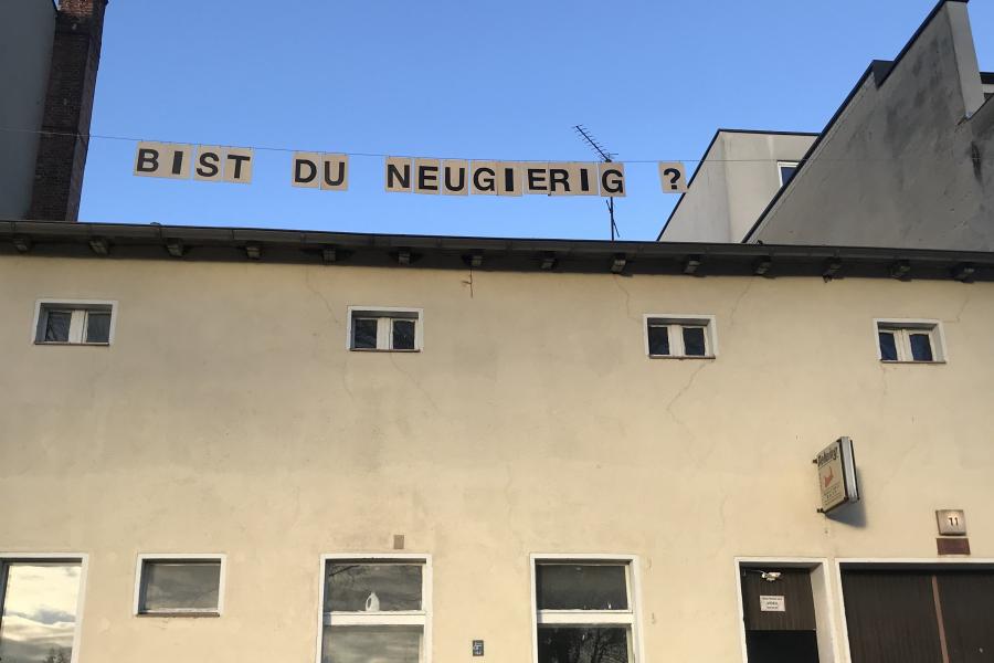 Fassade des Make-up mit Intervention der Gruppe milm2