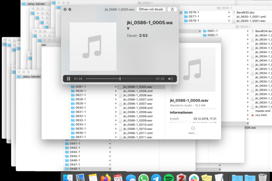 verschiedene geöffnete Fenster auf einen Computer Schreibtisch