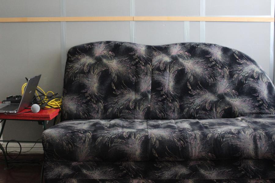 Kattegat Projektraum, ein Sofa und ein Tonmischpult mit Mikrofon.