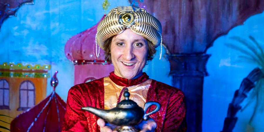 Aladdin hält die Wunderlampe in der Hand