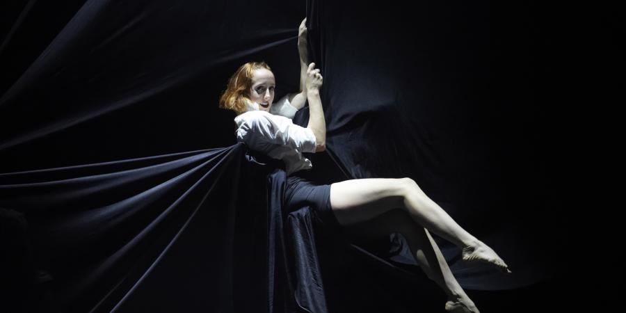 Artistin in schwarzem Vertikaltuch