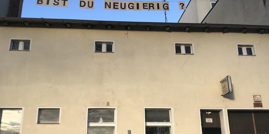 Fassade des Make-up mit Intervention der Gruppe milm2