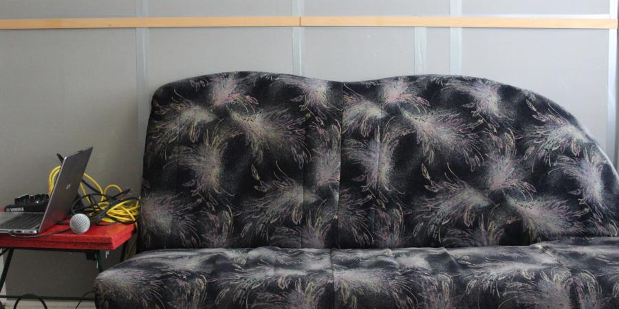 Kattegat Projektraum, ein Sofa und ein Tonmischpult mit Mikrofon.